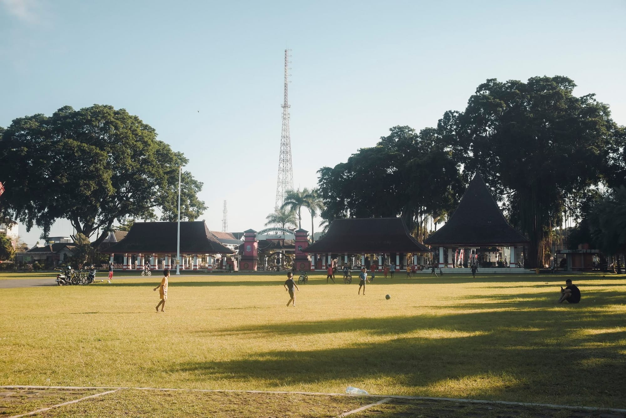 Alun-Alun Kota Blitar, jantung wisata kota Blitar yang memikat dengan tata ruang khas Jawa yang sarat makna