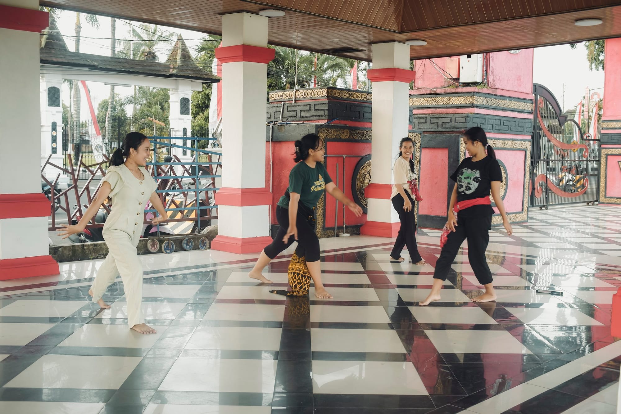 Alun-Alun Kota Blitar, jantung wisata kota Blitar yang memikat dengan tata ruang khas Jawa yang sarat makna