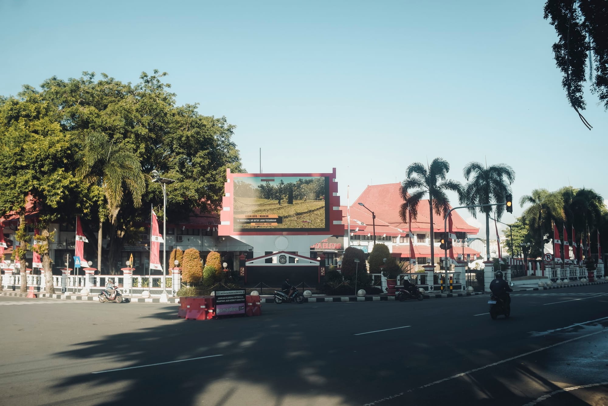 Alun-Alun Kota Blitar, jantung wisata kota Blitar yang memikat dengan tata ruang khas Jawa yang sarat makna