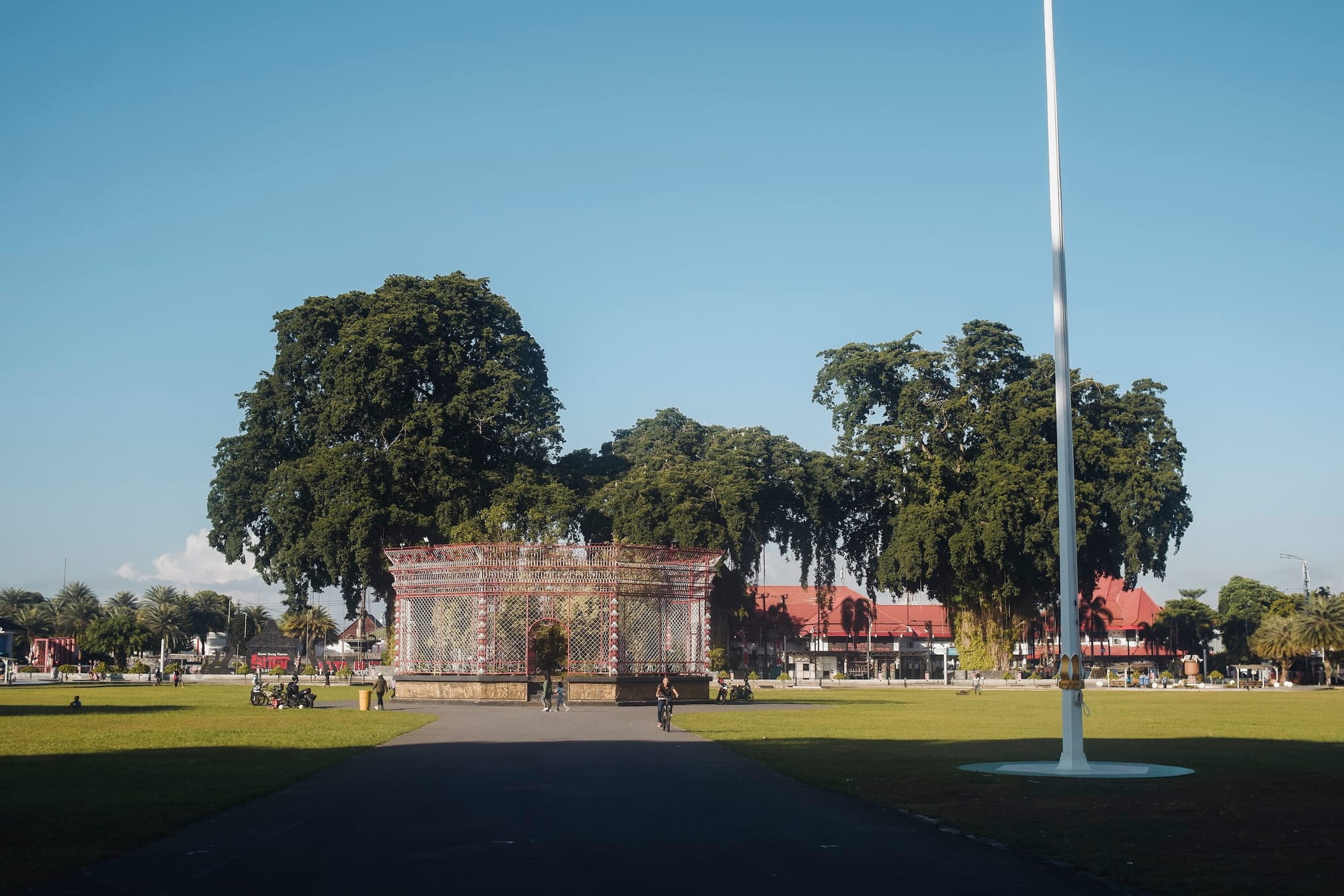 Alun-Alun Kota Blitar, jantung wisata kota Blitar yang memikat dengan tata ruang khas Jawa yang sarat makna