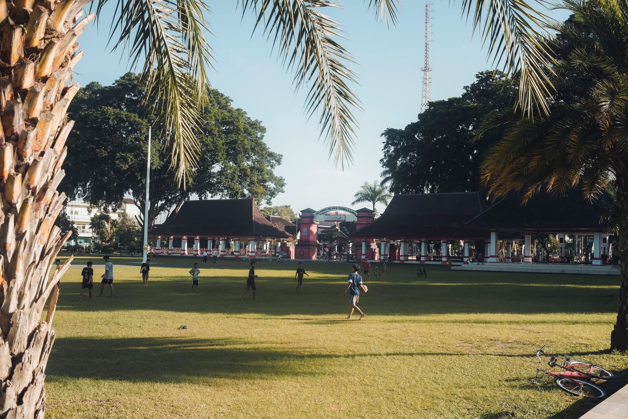 Alun-Alun Kota Blitar, jantung wisata kota Blitar yang memikat dengan tata ruang khas Jawa yang sarat makna
