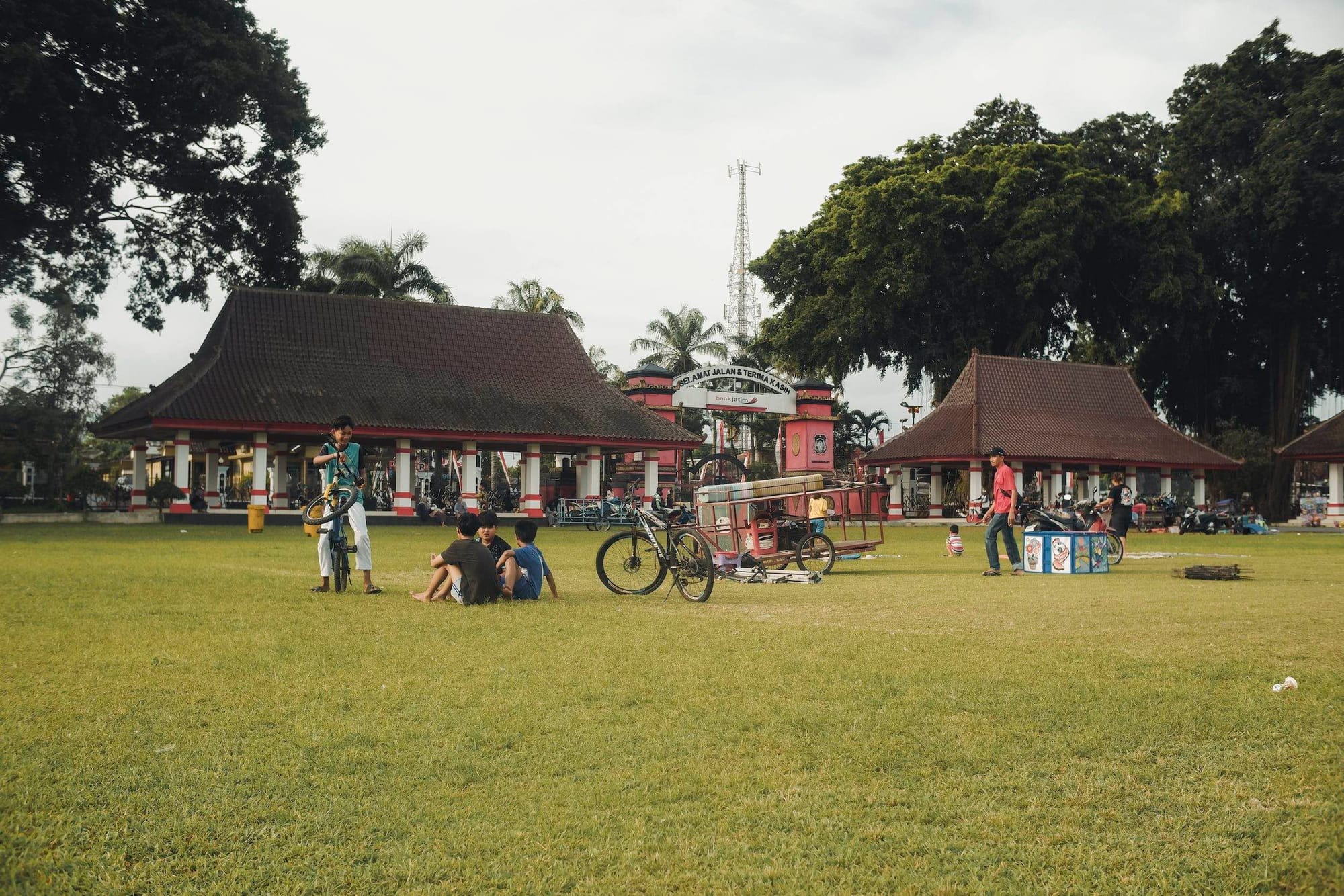 Alun-Alun Kota Blitar, jantung wisata kota Blitar yang memikat dengan tata ruang khas Jawa yang sarat makna