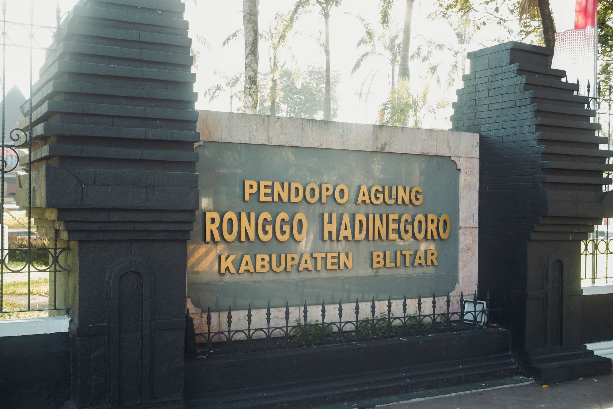 Alun-Alun Kota Blitar, jantung wisata kota Blitar yang memikat dengan tata ruang khas Jawa yang sarat makna