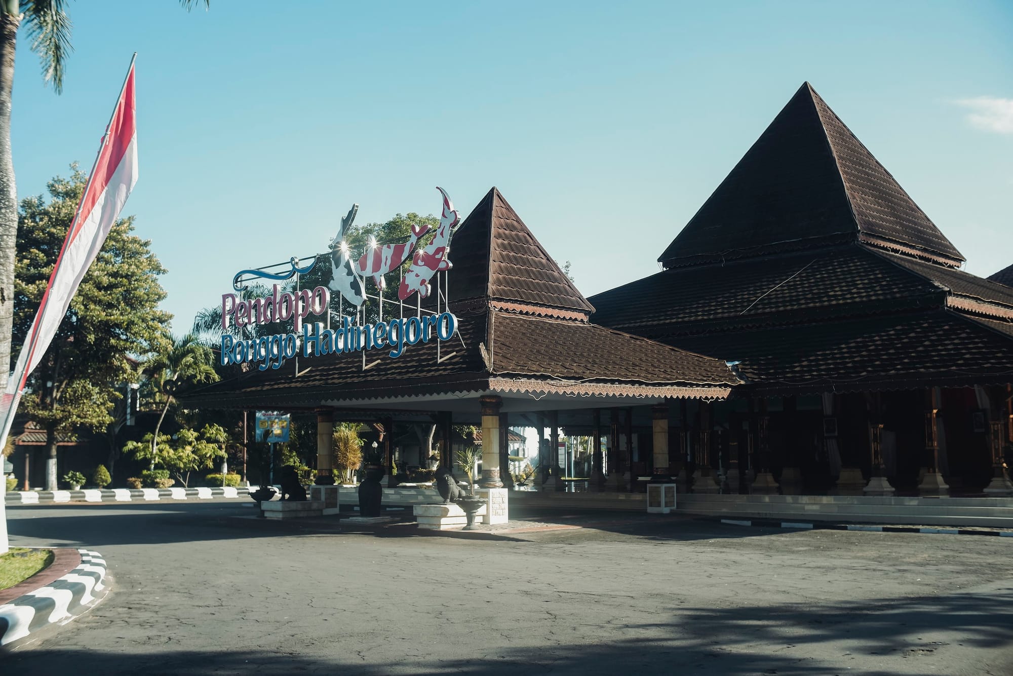 Alun-Alun Kota Blitar, jantung wisata kota Blitar yang memikat dengan tata ruang khas Jawa yang sarat makna