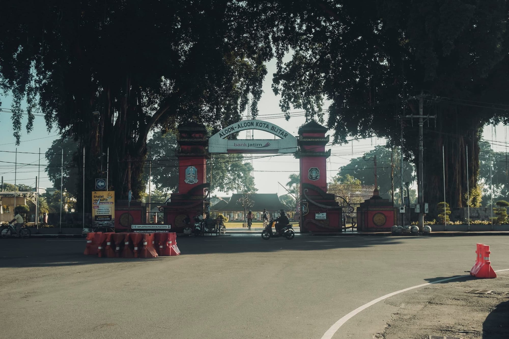 Alun-Alun Kota Blitar, jantung wisata kota Blitar yang memikat dengan tata ruang khas Jawa yang sarat makna