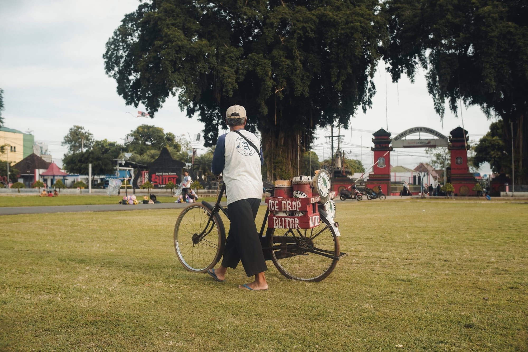 Alun-Alun Kota Blitar, jantung wisata kota Blitar yang memikat dengan tata ruang khas Jawa yang sarat makna